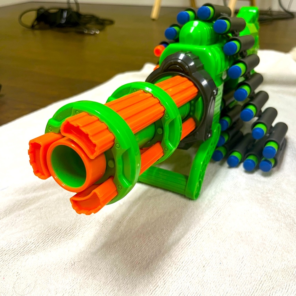Machine gun style nerf gun